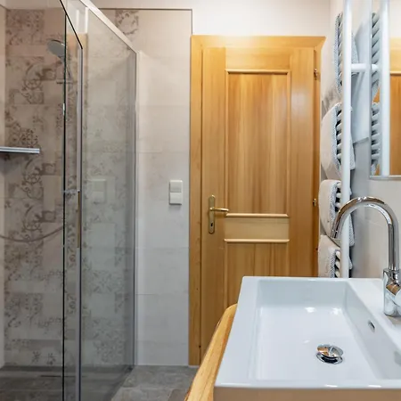 Schullerhof 3*